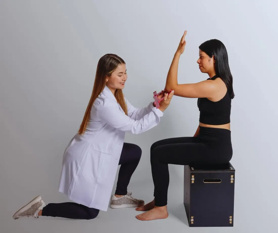 Mirei realizando una medición antropométrica a una paciente