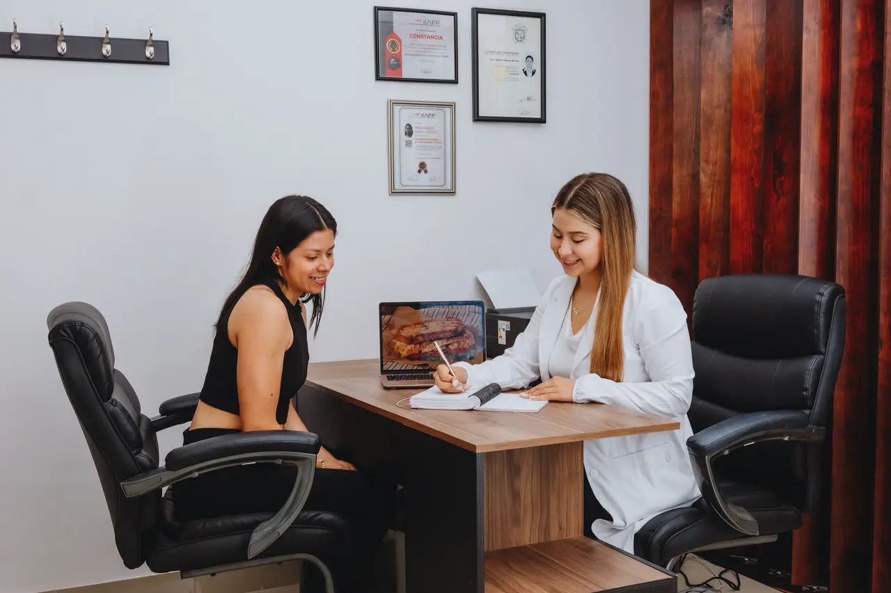 La nutrióloga en consulta, diseñando el plan con una paciente