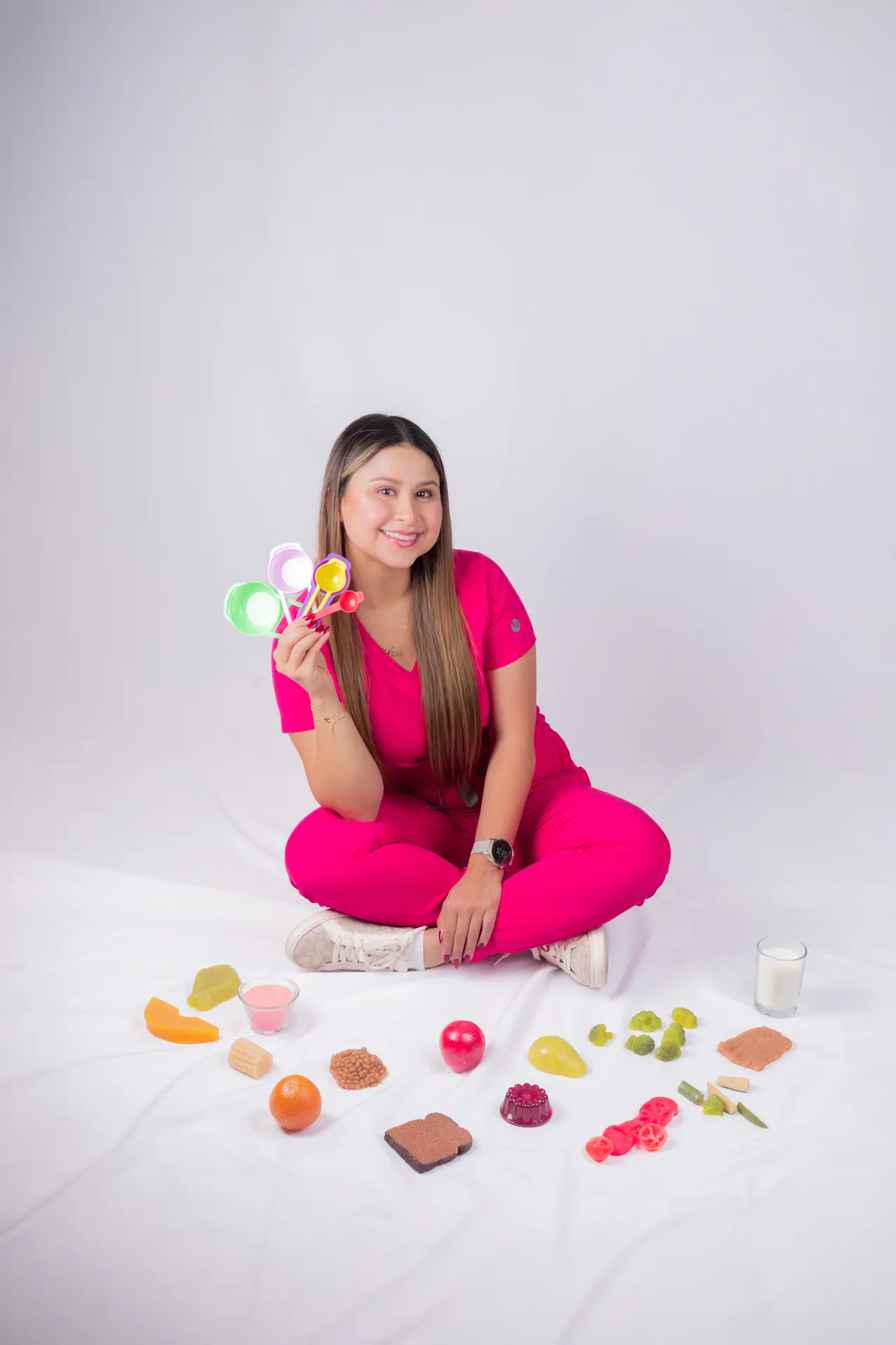 La nutrióloga con su sistema de equivalencias de alimentos
