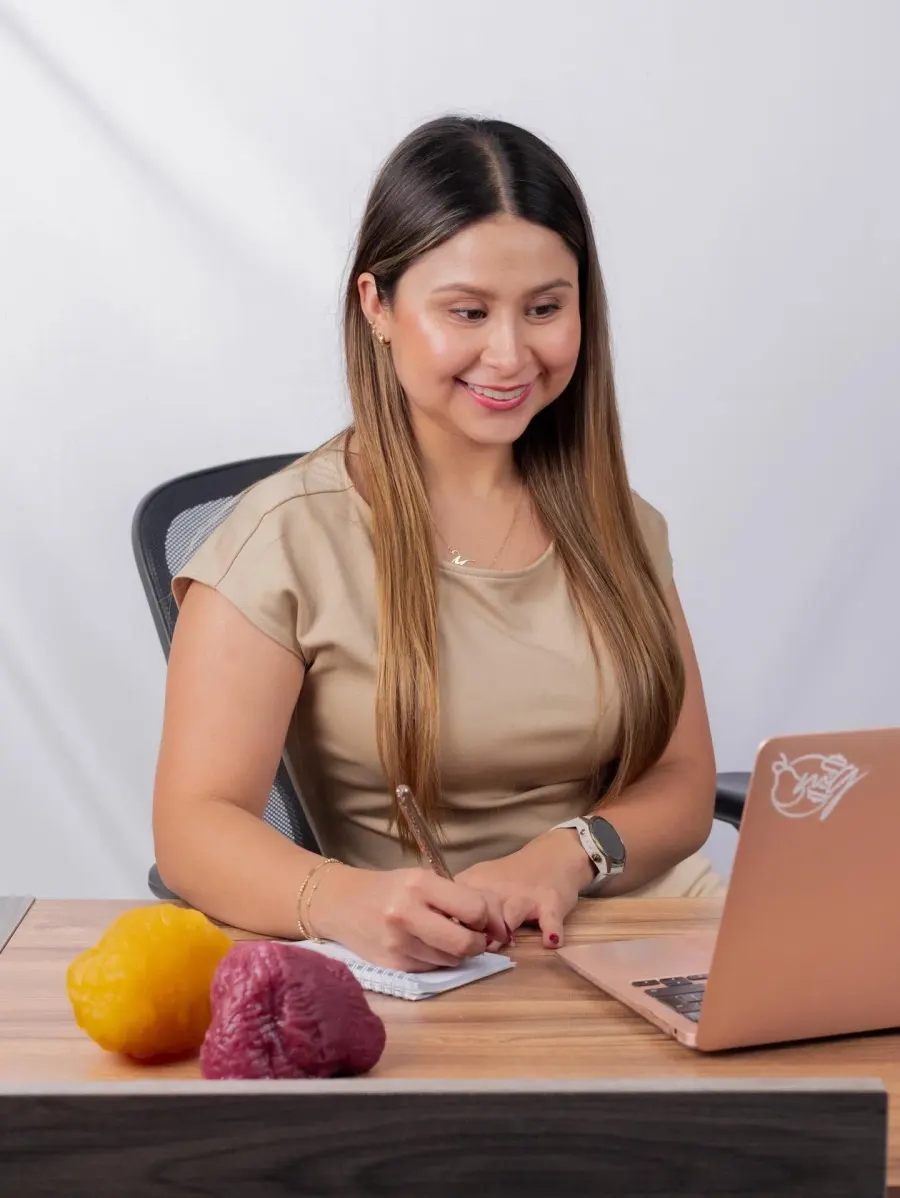 Mirei trabajando en un plan de alimentación en su consultorio