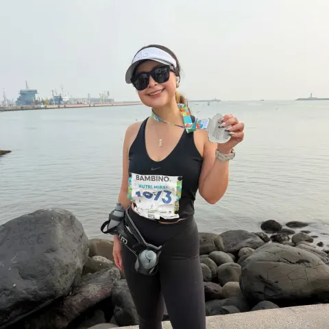Mirei con su medalla al terminar una carrera